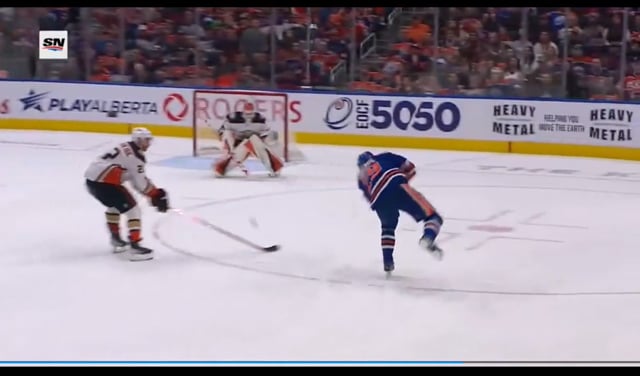 Draisaitl Changes Angle and Uses Attack Position