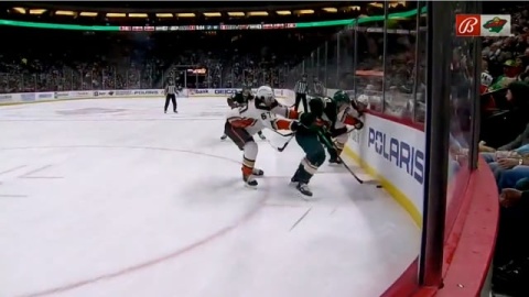 How to be more effective along the wall in hockey